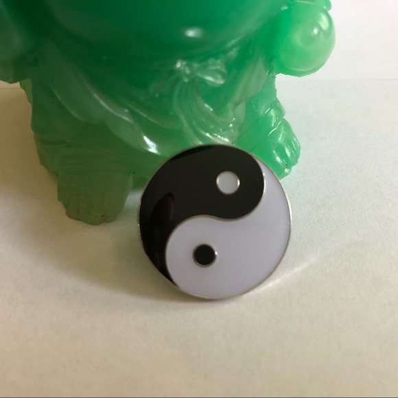 THE YIN AND THE YANG PEACEFUL Enamel Pin - Picture 1 of 5